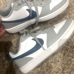 Nike shoes women 7 or kid 5.5y really good condition super comfy and cute $45